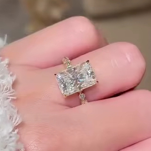 Bague de fiançailles en moissanite taille radiant 9x11 mm avec halo caché, plaquée or jaune, argent 925, bijoux fins en gros - Product Image 4