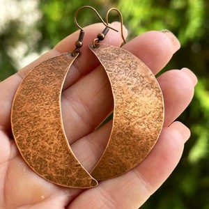 Boucles d'oreilles créoles classiques en cuivre martelé plaqué or fabriquées à la main de nombreux modèles de formes différentes styles de mode - Product Image 4