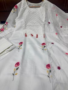 สินค้าพร้อมส่งทุกฤดูกาล ผ้าไหมชานเดรีปักลายสวยงาม โดดเด่น สีขาว คอทรงโอ เสื้อคุर्ติ/คุर्ตาสำหรับงานเทศกาล - Product Image 6