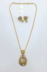 Collier pendentif Kundan tendance classique avec pierres vertes et boucles d'oreilles | Bijoux pour femmes, fêtes, mariage et occasions culturelles - Product Image 6