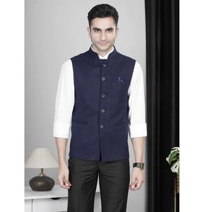 Gilet bleu marine pour homme, coupe ajustée, très vendu, idéal pour les cérémonies de mariage, les fêtes et les événements de bureau, disponible à la vente - Product Image 1