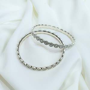 Brazalete Fino de Plata 925 con Diseño Floral de Moneda, Pieza Única de Moh's - Product Image 3