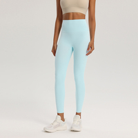 Leggings de cintura alta y corte ajustado con tejido de punto sin costuras compuesto por cincuenta y uno por ciento poliamida, treinta y ocho por ciento poliéster y once por ciento elastano.