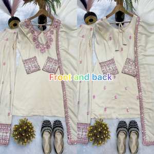 Ensemble Salwar Kameez élégant et rose brodé avec accessoires en perles - Product Image 6