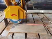 Máquina de Corte de Piedra con Control Servo CNC, 360 °   Cabeza Giratoria y 45 °   Plataforma Inclinable para el Procesamiento de Losas de Mármol y Granito