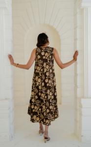 Robe midi à imprimé floral ceruleen, col en V, style bohème, dos nu, taille naturelle, écoresponsable, aérée, blanche, pour les vacances - Product Image 2