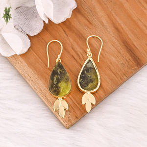 Pendientes de Latón Bohemios Chapados en Oro con Ópalo Verde, Joyería Étnica Hecha a Mano, Pendientes de Latón de Alta Calidad - Product Image 4