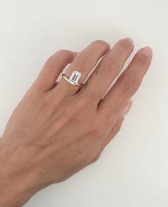 Anillo de compromiso con diamantes cultivados en laboratorio, oro de 10K y plata al por mayor, corte esmeralda VVS2 E Color IGI certificado ético sostenible - Product Image 4