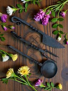 Nouvelle édition Ensemble de couverts médiévaux forgés par un forgeron Ensemble d'ustensiles de cuisine et de salle à manger décoratifs uniques avec poignée torsadée pour le camping - Product Image 3