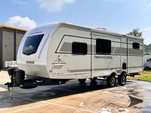 รถพ่วงสำหรับเดินทางแบบพับได้น้ำหนักเบาพิเศษสำหรับการตั้งแคมป์ใน2024 2025 coachmens Freedom RV - Product Image 2