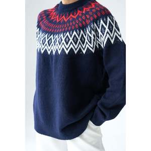 Suéter Azul Marino con Cuello Redondo y Detalle de Barba Roja - Product Image 3