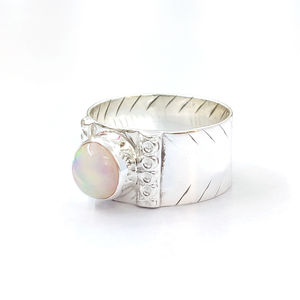 แหวนโอปอลเอธิโอเปียทำมือในทองคำสีเหลือง 4.8 กรัม สไตล์โบโฮเรียบหรู ประดับพลอยเจียระไน เครื่องประดับชั้นดีสำหรับใส่ทุกวัน - Product Image 1