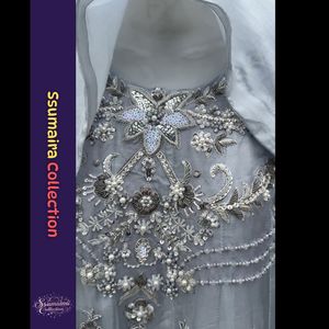 Elegante Vestido Anarkali de Seda en Gris con Bordado para Bodas y Fiestas 2025 - Product Image 4