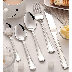 Ensemble de couverts en métal vintage avec motif unique pour un événement de mariage, un restaurant et une table à manger formelle. - Product Image 1