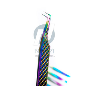 Pinces à cils professionnelles NOMZI BRAND 2024 avec logo personnalisé, en acier inoxydable, revêtement plasma, qualité A+ - Product Image 3