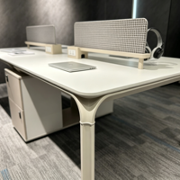 Bureau de travail moderne pour 4 personnes avec cloison en tissu