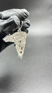 Collar con Colgante de Diamantes de Imitación VVS Estilo Moderno, Diseño de Oso Azul y Blanco para Hombre, a Bajo Precio - Product Image 3