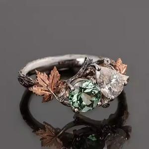 Bague en or rose Bague de fiançailles à deux brindilles et feuilles d'érable avec diamant de laboratoire en forme de poire et tourmaline verte à la menthe - Product Image 3