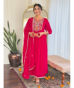 Salwar Kameez pakistaní para damas en diseño de boutique estampado de algodón indio con Camisa larga informal y Dupatta - Product Image 4