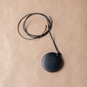 Colgante de Shungita en forma de círculo de 1.2 pulgadas (30 mm) - Product Image 3