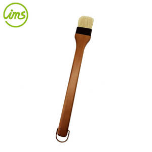 Brosse à badigeonner à long manche en bois pour sauce BBQ - Product Image 1