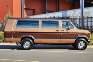 Vehículo Usado a Precio Accesible - Volante a la Izquierda |   Volante a la derecha |   Ford E-350 XLT SuperRouge ClubBass Wagon de 1988 - Product Image 2