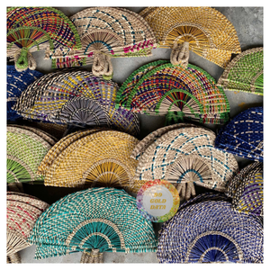 Éventail artisanal en herbe de mer naturelle, écologique, tissé, pour la maison et les événements - Caryln - Product Image 3