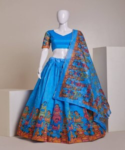 Banarasi Silk Lehenga Choli de moda, un símbolo de gracia de moda y tradición atemporal, perfecto para novias que marcan tendencia. - Product Image 2