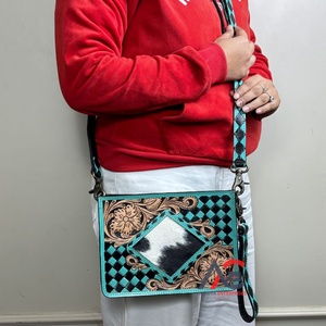 Bolso Bandolera de Cuero Repujado a Mano, Nuevo Modelo 2025, Diseño Cuadriculado Turquesa y Negro, Estilo Western, con Correa para la Muñeca - Product Image 1