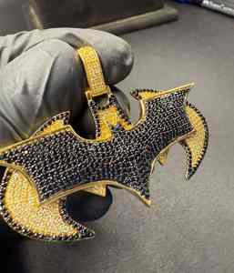 Pendentifs uniques de style HipHop en argent sterling 925 avec finition or rhodié, logo de super-héros jaune et noir, moissanite taille brillant, ailes - Product Image 1