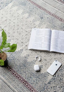 Tapis réversibles à motif rajasthani Dhurries brodés uniques tapis de jeu pour enfants Boho Home Living Decor et utilisation de la voiture - Product Image 6