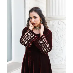 Ensemble Kurta en velours marron brodé pour femmes Noor Jahan par Thread & Button - Product Image 2
