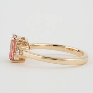 Bague de fiançailles de luxe plaquée or 14 carats avec émeraude de 1 carat et diamant brillant de laboratoire, personnalisée pour les mariages - Product Image 4