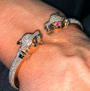 BRAZALETE UNISEX DE ORO ROSA CON DIAMANTES REDONDOS Y DE CORTES BAGUETTE DE 4.5CT - Product Image 1