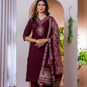 Ensemble de costume droit luxueux en soie mélangée de couleur vin avec broderie de col en V de créateur et dupatta à imprimé floral numérique pour femmes - Product Image 1