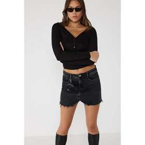 Camiseta con Cuello en V y Detalles de Botones - Product Image 4