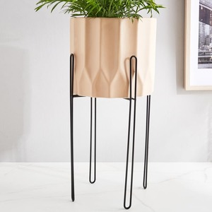 Las macetas de metal de alta calidad elevan su espacio con diseños de moda macetas colgantes para balcón sala de estar - Product Image 2