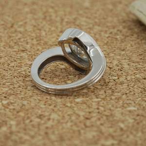 Anillo de diamante cultivado en laboratorio de oro Premium 3,40 quilates corte de pera E Color IGI certificado ético sostenible proveedor mayorista - Product Image 2