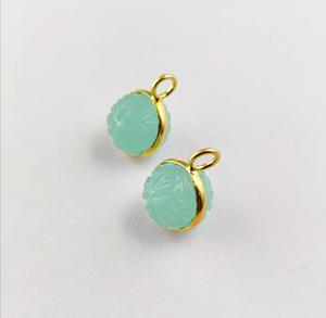 Colgante de Piedra Preciosa Redonda de Calcedonia Aqua de 12 mm, Bisel Chapado en Oro, Amuleto Tallado con Flores para la Fabricación de Joyas Infantiles al por Mayor - Product Image 2