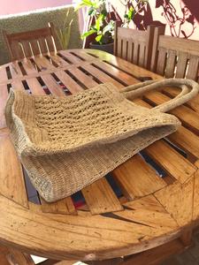 Lindo bolso de rafia para mujer de Madagascar, bolso de mano con bolsillo interior con cierre de cordón con asas de rafia y esquinas - Product Image 4