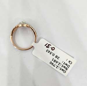 Bague de fiançailles de luxe en or jaune style halo avec diamant solitaire de 0,72 ct certifié IGI, plaqué rhodium pour les acheteurs mondiaux - Product Image 2