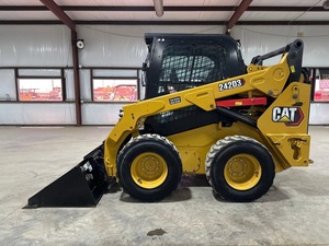 รถตักขนาดเล็กรถตัก242D3ดินด้านหน้าแบบใช้แล้ว - Product Image 3