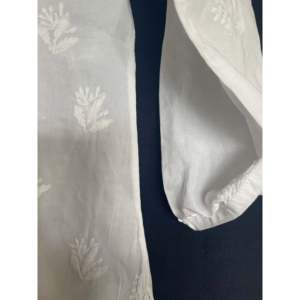 Traje de Baño Floral Empress, Blanco sobre Blanco, Bordado con Botones, Diseño Elegante y Femenino - Product Image 5