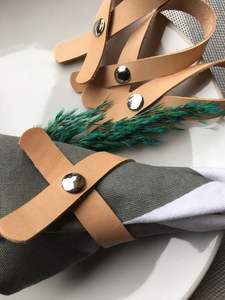 Ronds de serviette en cuir de haute qualité avec un attrait artisanal pour les maisons de style campagnard. - Product Image 2