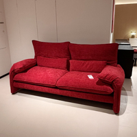 Canapé deux places moderne et écologique en tissu rouge avec coussins moelleux et accoudoirs arrondis pour appartement et hôtel