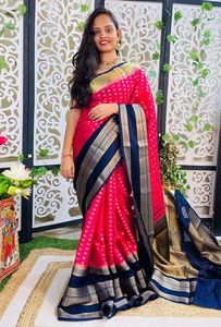 Sarees de seda brocados hechos a medida en colores surtidos y con bordes azul real para tiendas de saries y diseñadores de moda para reventa - Product Image 3