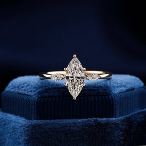 Bague de mariage classique en or blanc de haute qualité 1,0 carat, coupe marquise, trilogie trois pierres, diamant de laboratoire, cadeau de fiançailles - Product Image 1