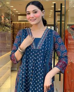 Kurti acampanado bordado de rayón con juego de 2 piezas elegante Palazzo a juego para uso étnico y diario - Product Image 3