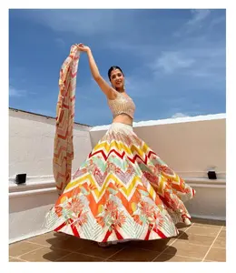 宝莱坞风格丰富外观缎面面料未缝合lehenga choli，配有漂亮的衬衫和dupatta多色花朵印花