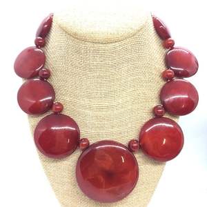 Collar de Cuentas de Madera y Resina Hecho a Mano para Mujer, Joyería Elegante y con Estilo de bh Resin Crafts - Product Image 5